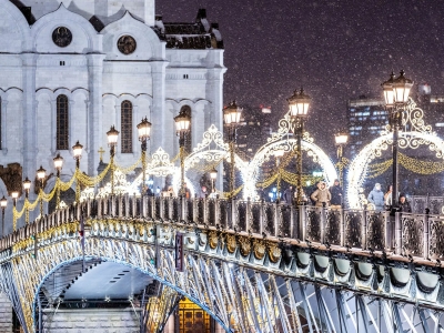 Московские мосты украсили к Новому году и Рождеству