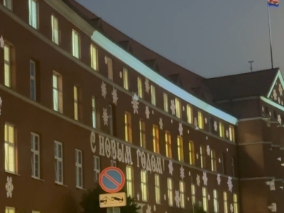 Здание правительства Калининграда засияло праздничной подсветкой