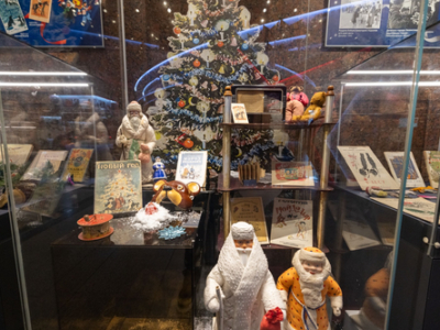 В Музее Победы открылась выставка «Новогодние страницы»