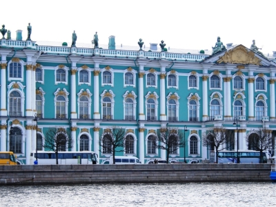 Эрмитаж требует с посетителя почти миллион за порчу трона магистра