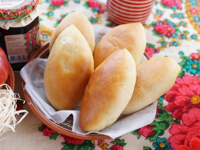 Костромички устроили предновогоднее чаепитие с булочками прямо в автобусе