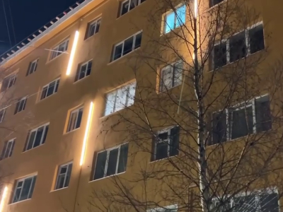 В Мурманске дом №34/25 на Папанина получил архитектурно-художественную подсветку