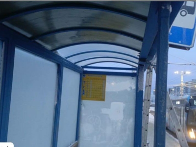 В Мурманске по сообщениям северян отремонтировали остановку и расчистили лестницы