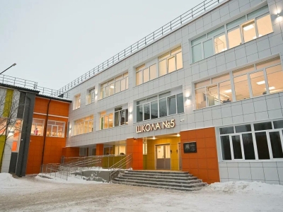 Андрей Чибис оценил обновленную школу №5 в Мончегорске