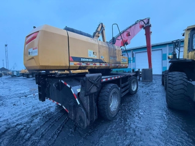 В Ленобласти рабочий погиб под ковшом экскаватора в порту Усть-Луга