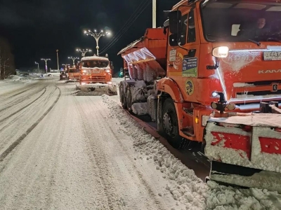 В Мурманске из-за продолжающихся снегопадов усилили уборку улично-дорожной сети
