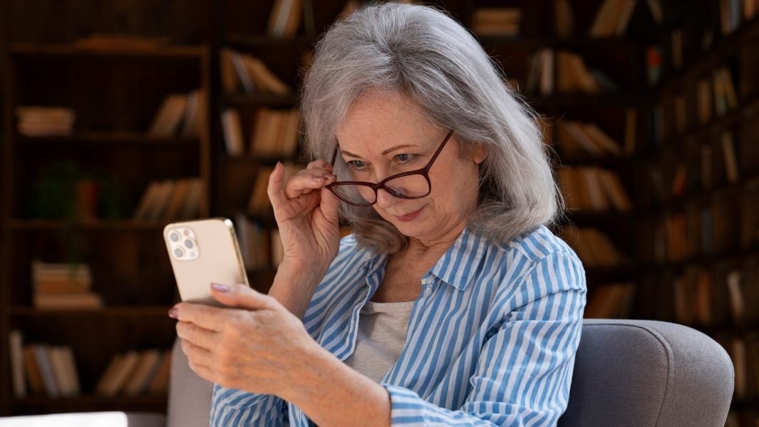 телефон, смартфон, старение, пенсионерка