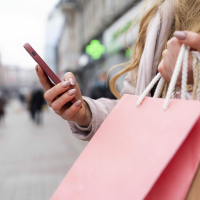 Конец эпохи шопинга: одежда и обувь уходят из офлайна