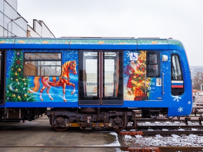 В Москве общественный транспорт украсили к Новому году