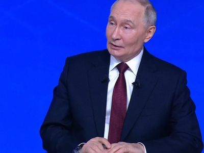 На прямой линии с Путиным заметили журналиста с табличкой «хочу жениться»