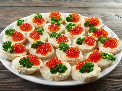 Стоимость новогоднего бутерброда с икрой выросла в Тюменской области на 18%