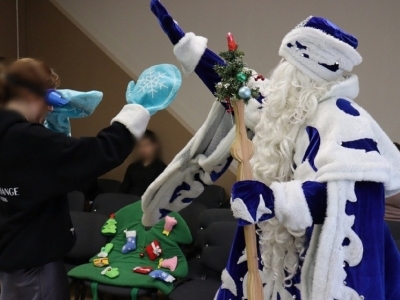 Полицейский Дед Мороз заглянул к детям в Астрахани