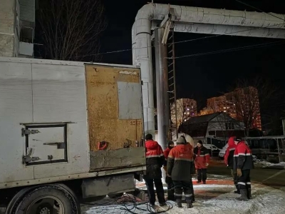 На улице 2-й Дербентской в Астрахани устраняют аварию на теплотрассе