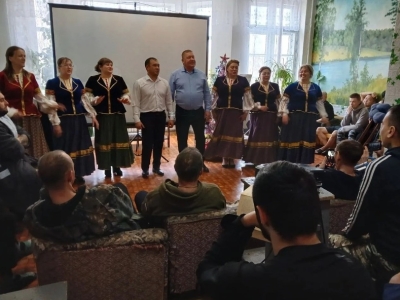 Астраханский соццентр «Вера» устроил новогодний концерт для бойцов СВО