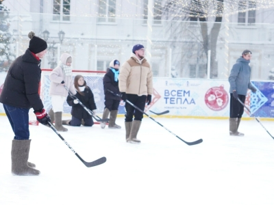 В Ярославле на Советской площади прошел турнир по хоккею на валенках