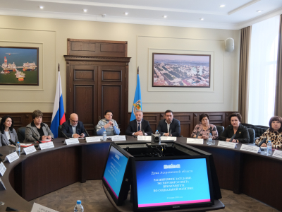 Игорь Мартынов поручил депутатам усилить поддержку семей с детьми-инвалидами