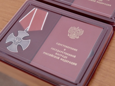 Игорь Мартынов вручил награды семьям героев СВО в Камызяке