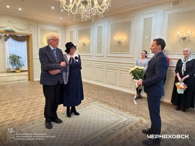 Виктор Вобликов поздравил почетных граждан Черняховска с серебряной свадьбой