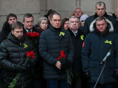 Поляков и Ваньчков возложили цветы в память о жителях блокадного Ленинграда