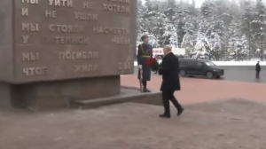 Владимир Путин возложил цветы к монументу «Рубежный камень» - Фото