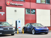 Количество электрозаправок при магазинах в городах России выросло в 2025 году - Фото