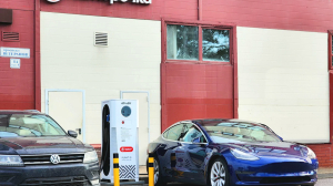 Количество электрозаправок при магазинах в городах России выросло в 2025 году - Фото