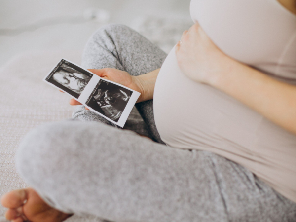 В России отменили лимит на включение декрета в страховой стаж - Фото