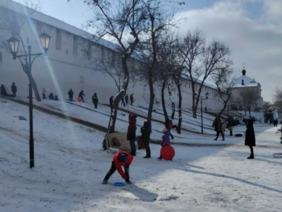 Жителей Астрахани предупредили о зимних рисках на импровизированных горках