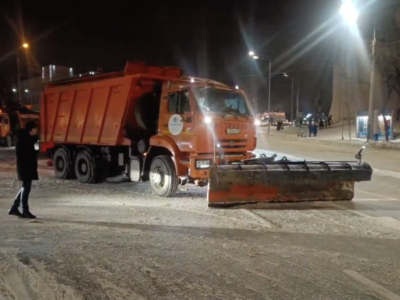 Коммунальщики Астрахани продолжают уборку снега без перерывов