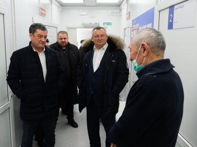 Игорь Мартынов посетил новый ФАП и школу в Камызякском районе