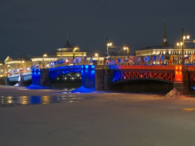 Мосты Петербурга засияли в цветах триколора на День защитника Отечества