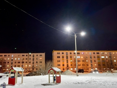 Возле детской школы в Никеле восстановили уличное освещение