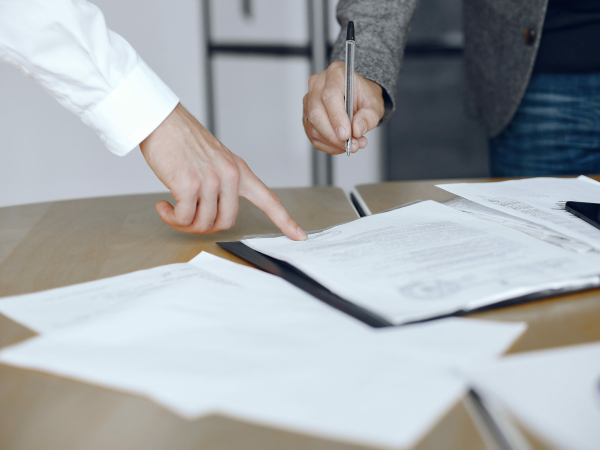 В России предложили обязать нотариусов снимать на видео сделки с недвижимостью - Фото