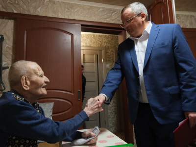 Игорь Мартынов поздравил ветерана Александра Калмыкова со 101-летием