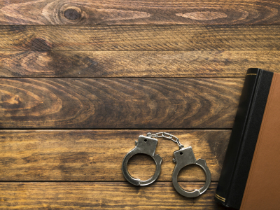 Мурманского адвоката осудили за подделку документов и слежку