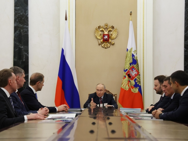 Владимир Путин провел совещание по развитию химической промышленности - Фото