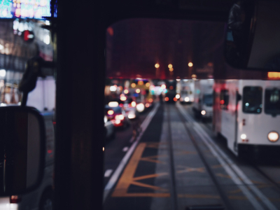 В Екатеринбурге с рельсов из-за снега сошел трамвай