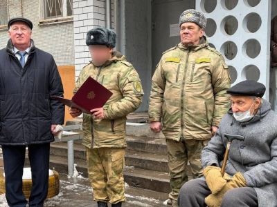 Астраханские росгвардейцы провели парад у дома ветерана Сталинградской битвы