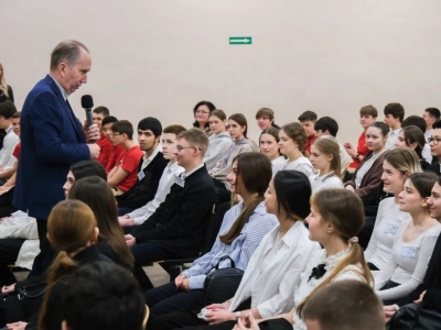 Спикер Гордумы Астрахани Игорь Седов рассказал школьникам о патриотизме