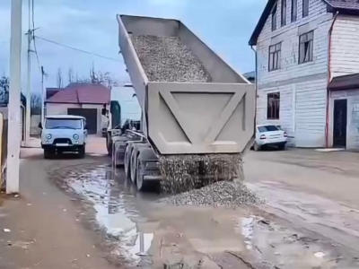 В Ленинкенте выполнили временный ремонт дороги к образовательным учреждениям