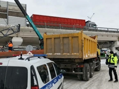 В Тюмени мусоровоз снес трос с дублирующими дорожными знаками