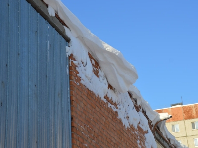В Тюмени усилили контроль за очисткой кровель от снега