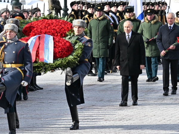 Владимир Путин традиционно возложил венок к Могиле Неизвестного Солдата - Фото