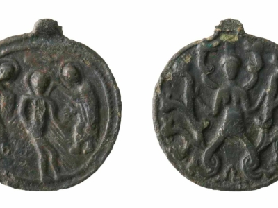 В Москве отреставрировали древнерусский амулет с изображением змееногой женщины