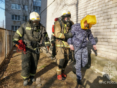 Новгородские спасатели отработали тушение пожара в здании Росгвардии