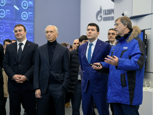 Глава Минпромторга РФ посетил НПЗ «Газпром нефти» в Омске - Фото