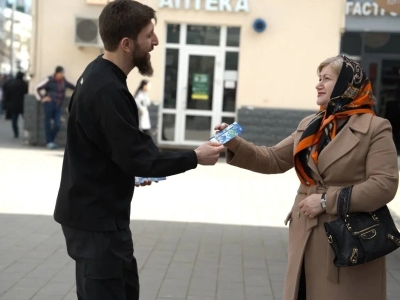 ЦУР Дагестана поздравил жителей Махачкалы с Ураза-байрамом на улицах города