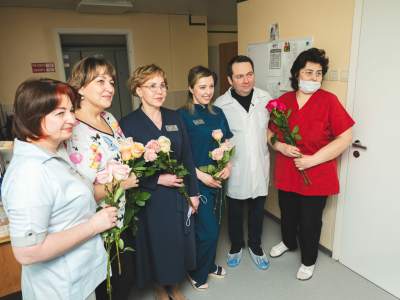 Андрей Чибис в преддверии 8 марта поздравил сотрудниц медорганизаций