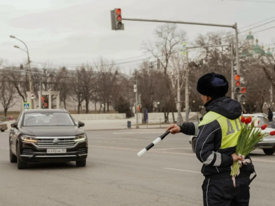 Астрахани автоинспекторы дарили цветы женщинам-водителям вместо штрафов