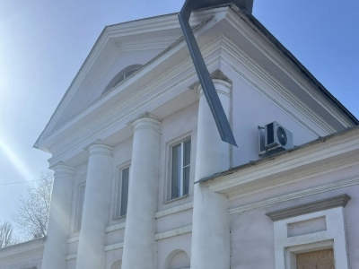 Металлический лист навис над входом в детский сад в Астрахани